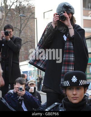 Los fotógrafos toman fotos de oficiales de policía en las afueras de New Scotland Yard en Londres hoy, ya que alrededor de 150 fotógrafos realizaron un disparo de fotos masivas en protesta por una nueva ley antiterrorista. Los fotoperiodistas dicen que la Sección 76 de la Ley contra el Terrorismo, que se convirtió en ley hoy, podría verlos detenidos por hacer su trabajo. Foto de stock