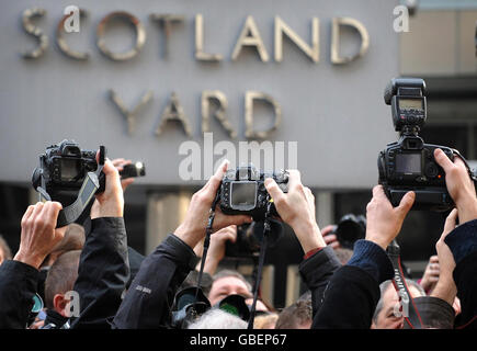 Fotógrafos fuera de New Scotland Yard en Londres hoy protestando por una nueva ley antiterrorista. Los fotoperiodistas dicen que la Sección 76 de la Ley contra el Terrorismo, que se convirtió en ley hoy, podría verlos detenidos por hacer su trabajo. Foto de stock