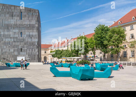 Los museos Quartier plaza con la gente y el museo de arte moderno MUMOK en Viena, Austria. Foto de stock