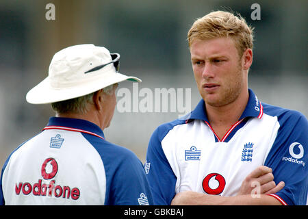 Cricket - npower Tercer Test - Inglaterra contra Nueva Zelanda - Nets. Duncan Fletcher (l), entrenador de Inglaterra, aconseja a Andrew Flintof en las redes