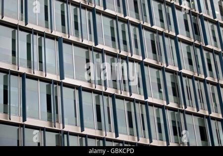 Fachada con aletas de aluminio, aletas azules edificio diseñado por aliados y Morrison, Bankside, London, England, Reino Unido, Europa Foto de stock
