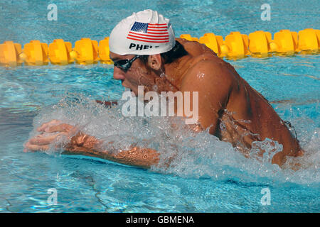 Natación - Juegos Olímpicos de Atenas 2004 - Hombre 400m Medley Individual - Calor Cinco. Michael Phelps de EE.UU. En acción Foto de stock