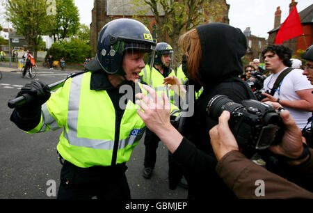 Los activistas de la EDO aplastados chocan con la policía mientras se dirigen a Brighton, East Sussex, durante una protesta del día de Mayo. Foto de stock