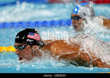 Natación - Juegos Olímpicos de Atenas 2004 - Medley individual 200m para hombre - Semi Final. Michael Phelps de EE.UU. En acción Foto de stock