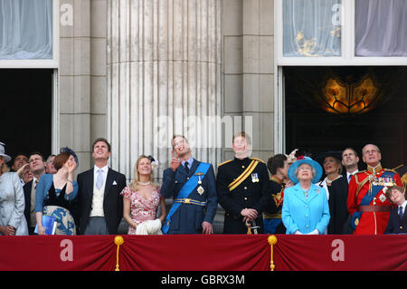 De izquierda a derecha, el príncipe Guillermo, el príncipe Harry, la princesa real, la reina Isabel II, el conde de Wessex y el duque de Edimburgo observan un sobrevuelo desde el balcón del Palacio de Buckingham en Londres al concluir el Trooping anual el color. Foto de stock