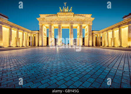 Vista clásica de la famosa Puerta de Brandenburgo en penumbra, el centro de Berlín, Alemania
