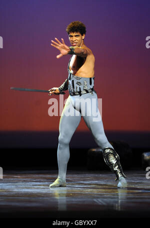 Carlos Acosta interpreta a Spartacus (solos Act I y II) durante el ensayo de fotocelda y vestido en el London Coliseum en el centro de Londres. Foto de stock