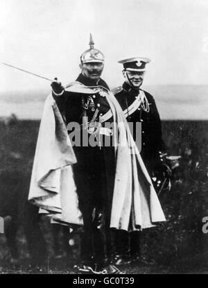 El Kaiser Wilhelm II (1859-1941), emperador de Alemania y Rey de Prusia, con un joven Winston Churchill en maniobras del ejército alemán, c.1909. Foto de stock
