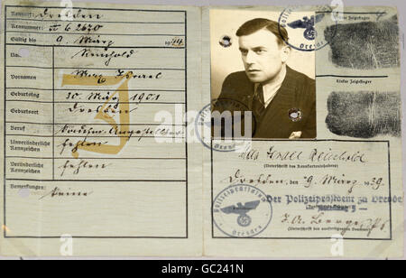 Pasaporte judío de la Alemania nazi de 1939, estampada con un gran J en el lado izquierdo para identificar al titular, Max Reinhold, como judíos Foto de stock