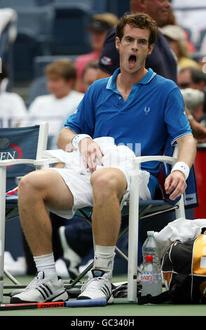 Andy Murray de Gran Bretaña toma un descanso en su partido contra Marin Cilic de Croacia durante el Abierto de EE.UU. En Flushing Meadows, Nueva York, EE.UU. Foto de stock