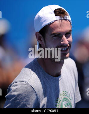 Andy Murray, de Gran Bretaña, entrena en un tribunal externo previo A su partido contra la francesa Florent Serra en el australiano Abrir