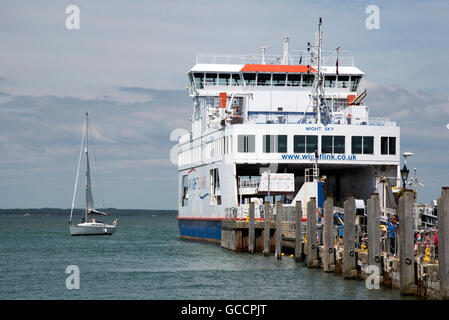 YARMOUTH Harbour en la Isla de Wight en el Reino Unido. Un roll on roll off y vehículo de pasajeros ferry desde el continente atracados en Yarmouth Inglaterra Foto de stock