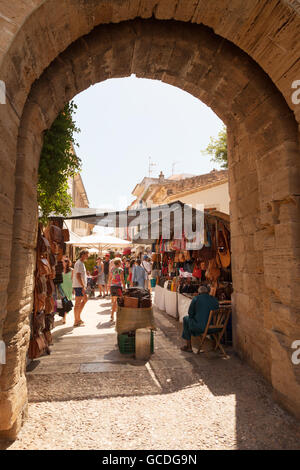 El mercado del casco antiguo de Alcudia vistos a través de un arco en los muros de la ciudad, Casco antiguo de Alcudia, Mallorca, Islas Baleares, )