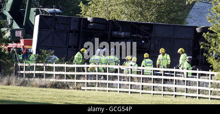 Trabajadores de emergencia en la escena en el A66 cerca de Keswick en Cumbria, donde tres personas murieron y cuatro lucharon por sus vidas después de un accidente con un entrenador escolar.