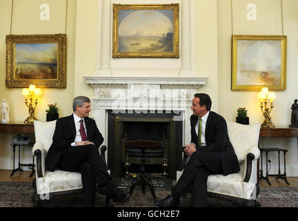 El primer ministro británico David Cameron habla con su homólogo canadiense Stephen Harper dentro de 10 Downing Street, Londres.