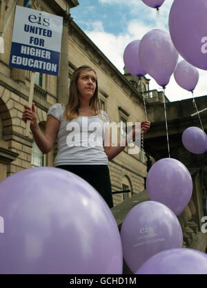 Emma Sikes, representante del Instituto de Educación de Escocia (EIS), participa en un día de acción contra los recortes en la financiación de la educación en Edimburgo. Foto de stock