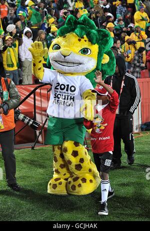 Fútbol - Copa Mundial de la FIFA Sudáfrica 2010 - Grupo G - Brasil contra Corea del Norte - Ellis Park. La mascota de la Copa Mundial Zakumi camina por el campo antes de comenzar Foto de stock