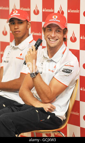 Pilotos de McLaren Lewis Hamilton y Jenson Button (derecha) durante la conferencia de prensa de pilotos de Fórmula uno de McLaren en el Institute of Child Health, Londres. Foto de stock