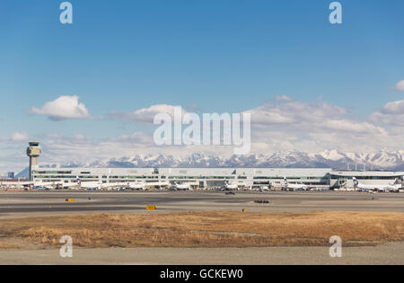 El terminal C en el aeropuerto internacional de Anchorage Ted Stevens como visto desde la pista de aterrizaje, Anchorage, Alaska, EE.UU., Southcentral Primavera Foto de stock