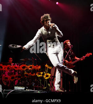 Mika actuando en el Nissan Juke Arena, durante el V Festival en Hylands Park en Chelmsford, Essex. Foto de stock