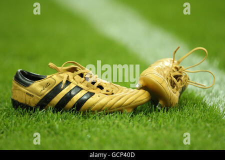 Detalle de botas de adidas doradas el campo fotografías imágenes de alta resolución - Alamy