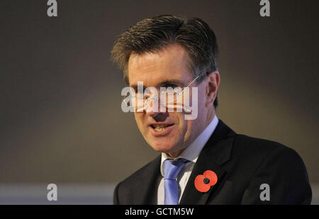 Sir John Sawers, jefe del Servicio de Inteligencia Secreta, MI6, pronunciando un discurso público en Londres. Foto de stock