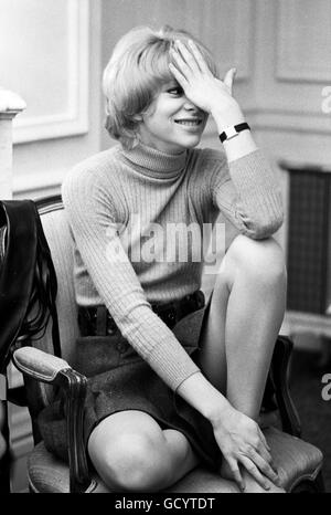 Mireille Darc, fotografiado en 1969. Foto de stock