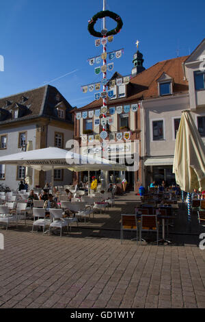 A lo largo de una escena Mamilianstrasse, la calle principal y de la calle comercial en Speyer, Alemania. Foto de stock