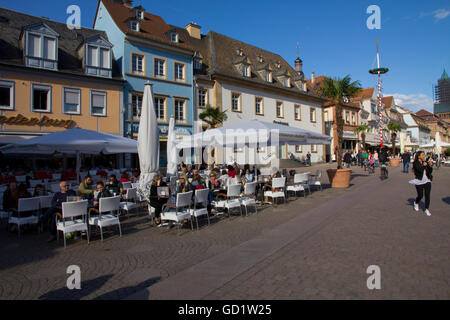 A lo largo de una escena Mamilianstrasse, la calle principal y de la calle comercial en Speyer, Alemania. Foto de stock