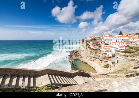 Vista superior de la posado aldea de Azenhas do Mar, rodeada por las olas del océano Atlántico, Sintra, Portugal