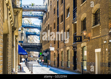Londres, Reino Unido - 24 de junio de 2017 - Vista de calle de Shad Thames, una histórica riverside street junto a Tower Bridge en Bermondsey
