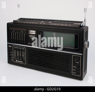 Vintage antiguo receptor de radio multibanda aislado en blanco con trazado  de recorte Fotografía de stock - Alamy