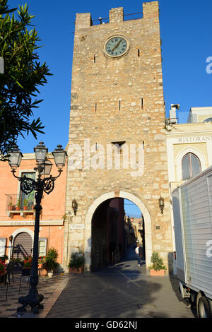 Torre dell'Orologia y Porta di Mezzo en Corso Umberto -Taormina, Sicilia, Italia