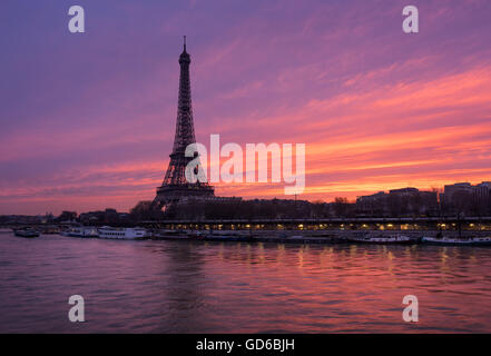 Fiery el amanecer en la Torre Eiffel y el Río Sena con el puerto de Suffren, París (7º y 15º arrondissements)