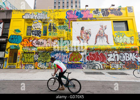 El edificio en la esquina de las Calles Orchard y Delancey en el barrio Lower East Side de Nueva York el viernes, 8 de julio de 2016 se ve engalanada con graffiti aprobados antes de su demolición. El edificio fue antiguamente el hogar de Moscot Opticas, desde 1936, en el que se mueve a través de la calle y Wallplay, una agencia creativa que organizó el graffiti. La ubicación se convertirá en un almacén de 12 residenciales. (© Richard B. Levine) Foto de stock