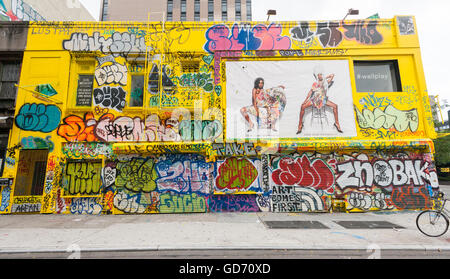 El edificio en la esquina de las Calles Orchard y Delancey en el barrio Lower East Side de Nueva York el viernes, 8 de julio de 2016 se ve engalanada con graffiti aprobados antes de su demolición. El edificio fue antiguamente el hogar de Moscot Opticas, desde 1936, en el que se mueve a través de la calle y Wallplay, una agencia creativa que organizó el graffiti. La ubicación se convertirá en un almacén de 12 residenciales. (© Richard B. Levine) Foto de stock