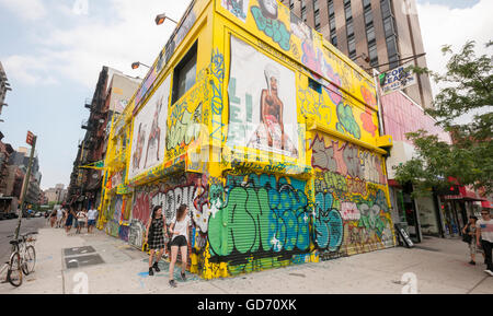 El edificio en la esquina de las Calles Orchard y Delancey en el barrio Lower East Side de Nueva York el viernes, 8 de julio de 2016 se ve engalanada con graffiti aprobados antes de su demolición. El edificio fue antiguamente el hogar de Moscot Opticas, desde 1936, en el que se mueve a través de la calle y Wallplay, una agencia creativa que organizó el graffiti. La ubicación se convertirá en un almacén de 12 residenciales. (© Richard B. Levine) Foto de stock