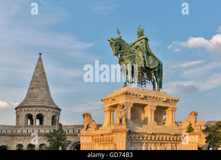 La estatua de San Esteban I, el primer rey de Hungría en frente del Bastión de los pescadores en el Castillo de Buda en Budapest, Hungría. Foto de stock