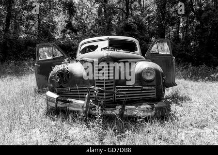Crawfordville, Florida - USA. Mayo 2016 - oxidados de coches clásicos abandonados en el bosque de Wakulla