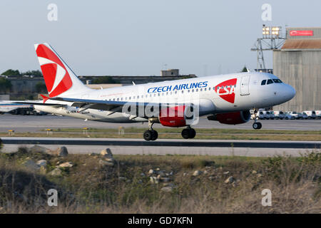 CSA Czech Airlines Airbus A319-112 [OK-NEM] Funcionamiento de un vuelo desde Praga. Foto de stock