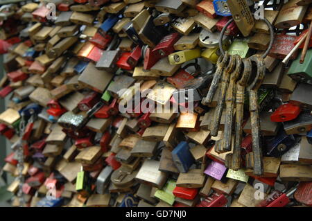 Amor bloqueos en puente Hohenzollen, Colonia, Alemania Foto de stock