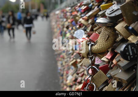 Amor bloqueos en puente Hohenzollen, Colonia, Alemania Foto de stock