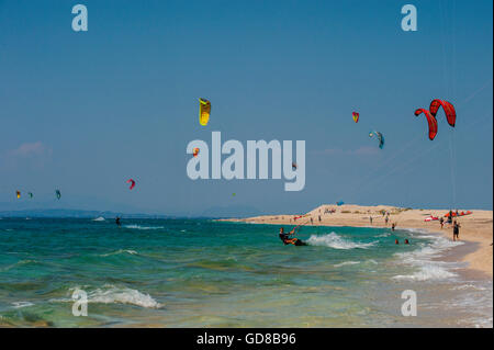 Kitesurfistas en Milos beach, Agios Ioannis Foto de stock