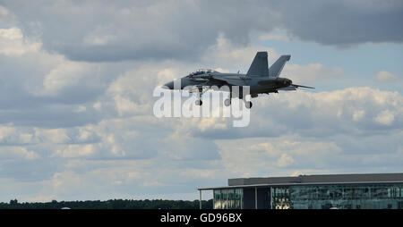 Farnborough, Hampshire, Reino Unido. El 14 de julio, 2016. 4 º día del comercio internacional Farnborough Airshow. USAF Boeing F/A-18 Hornet acerca a tierras USAF Boeing F/A-18 Hornet acerca a la tierra Crédito: Gary Blake /Alamy Live News