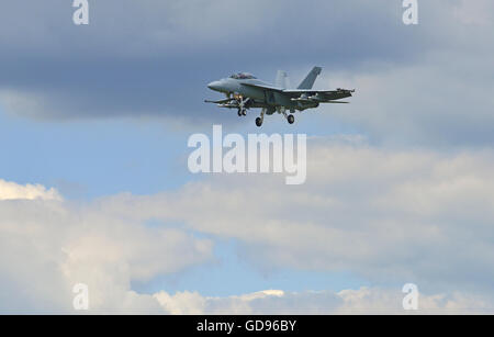 Farnborough, Hampshire, Reino Unido. El 14 de julio, 2016. 4 º día del comercio internacional Farnborough Airshow. USAF Boeing F/A-18 Hornet cerca a la tierra