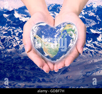 Mundo en forma de corazón con más mujeres de manos humanas sobre fondo natural borrosa: Día Mundial de la salud cardiaca,Elemento de esta imagen fur Foto de stock