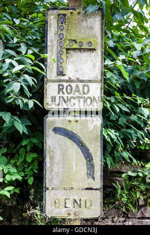 Las señales de la carretera vieja en la aldea de Whitcott Keysett, cerca de Newcastle on Clun, Shropshire, Inglaterra Foto de stock