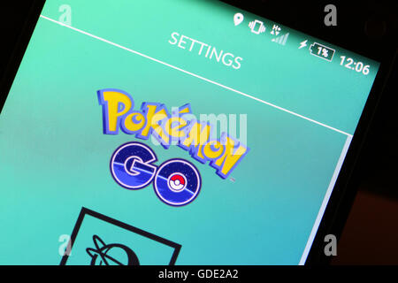 Velika Gorica, Croacia. El 15 de julio, 2016. : Cierre de Macro imagen de Pokemon Go app logo en el smartphone. Pokemon Go es un free-to-play móvil de realidad aumentada juego desarrollado por Nintendo. Crédito: PhotoJa/Alamy Live News
