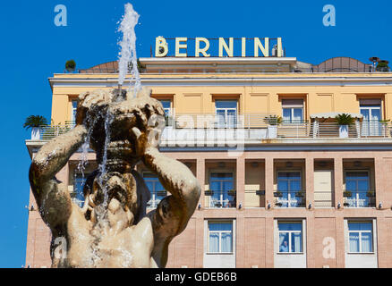 Hotel de Cinco Estrellas Bernini y la Fontana del Tritone de Bernini Piazza Barberini Roma Lazio Italia Europa Foto de stock