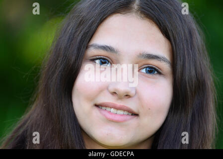 Retrato de teen morena con lentes azules en los ojos Fotografía de stock -  Alamy